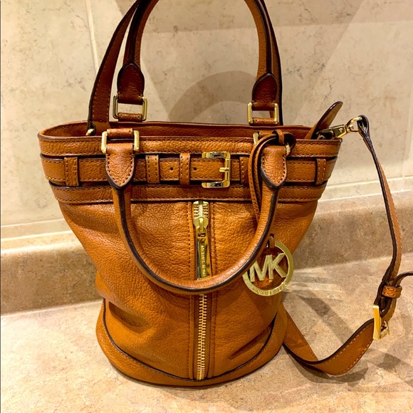 Michae Kors bucket style purse. This is the smaller version, size 20x12in. - Picture 1 of 2